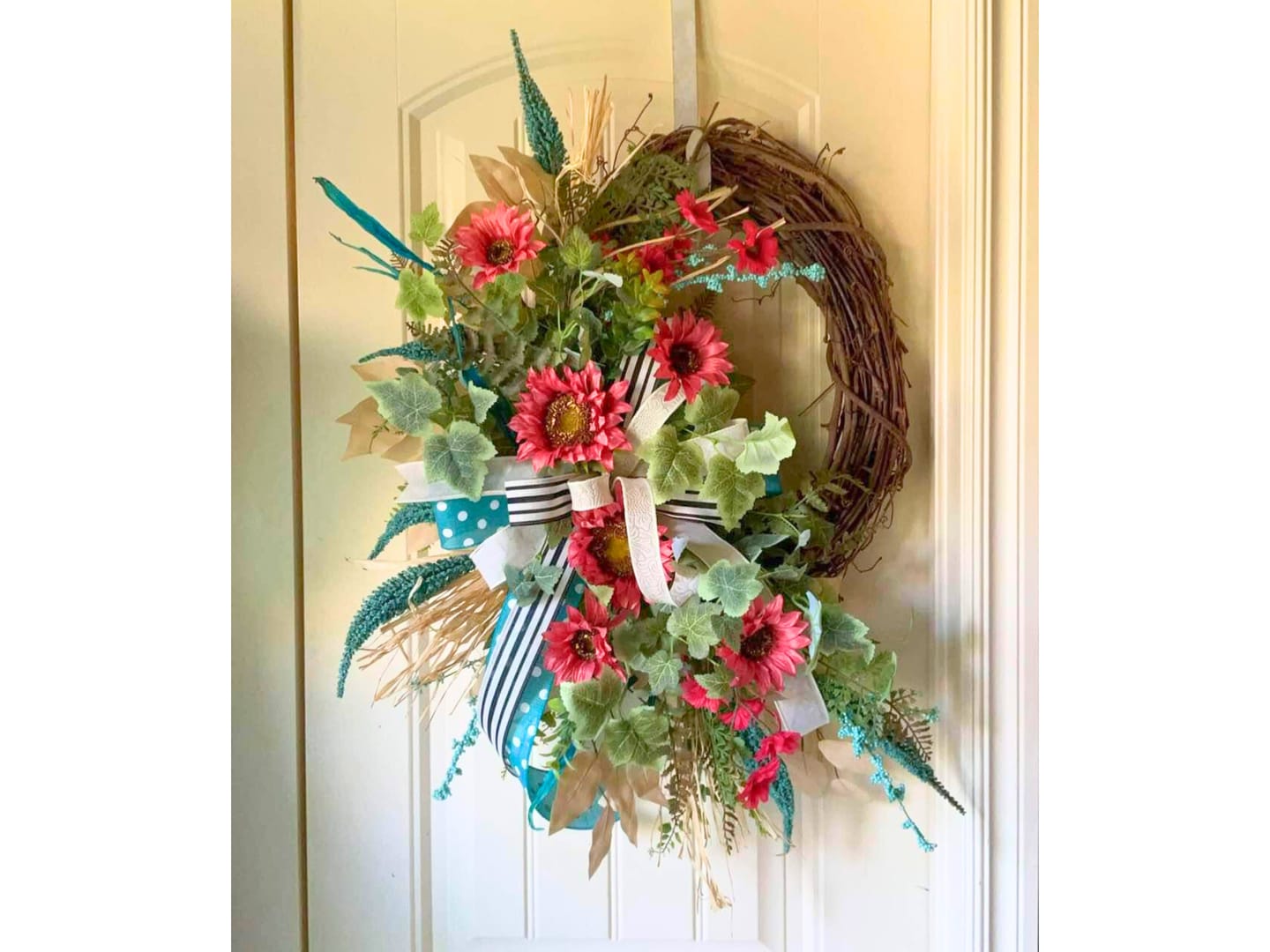 Customer photo review of 14" Oval Grapevine Wreath - DECOE-033