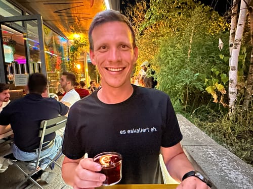 Customer photo review of es eskaliert eh - T-Shirt