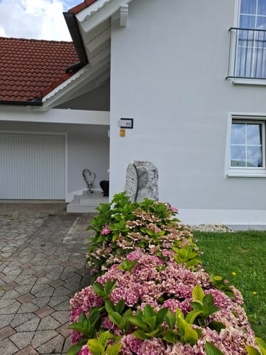 Customer photo review of Edelstahl-Hausnummer mit Straße, mit 3D Effekt, Rückplatte pulverbeschichtet in RAL7016, Frontblende in Edelstahl