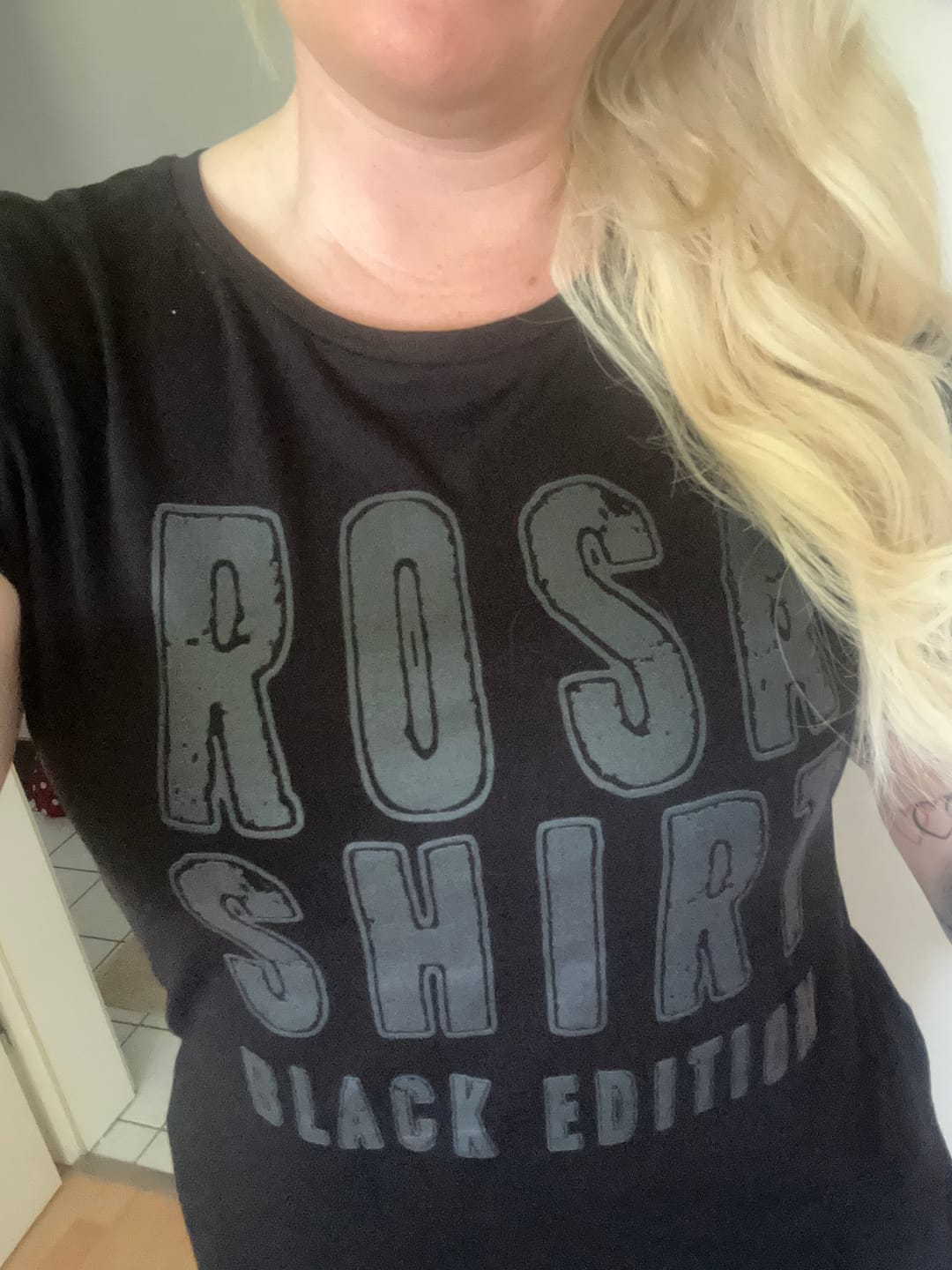 Customer photo review of Rosa Shirt (Black Edition) - Damen T-Shirt