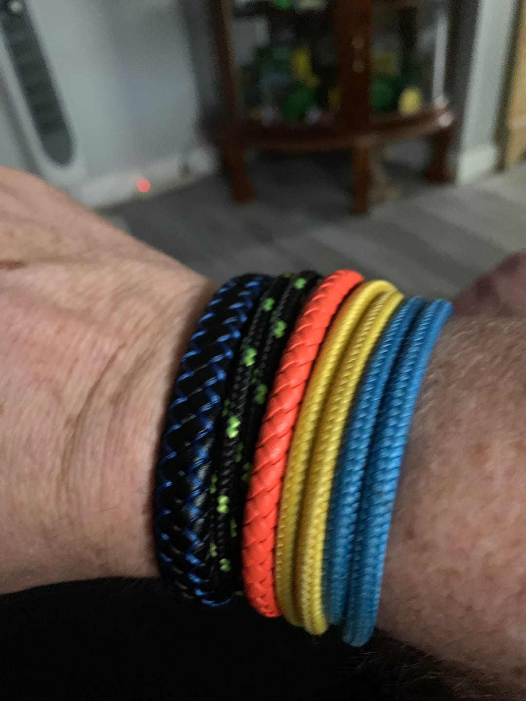 Customer photo review of Vertig Magnetic Leather Bracelet Black Blue