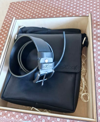 Customer photo review of Чоловіча шкіряна сумка-месенджер: ручна робота, гравіювання Роза вітрів