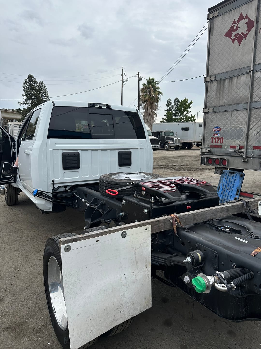 Customer photo review of Fifth Wheel Hitch 36k for Chassis, Pickup, Flatbed Trucks, Ford F Series, Dodge Ram, GMC, Chevrolet, Top Plate and Pedestals