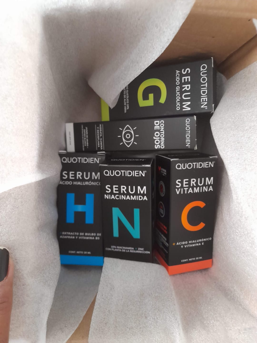 Customer photo review of NUEVO: Kit Piel Deslumbrante (47% OFF) - Limpiador + Tónico + Serum Vitamina C + Serum Niacinamida + Serum Ácido Glicólico + Serum Ácido Hialurónico + Contorno de Ojos