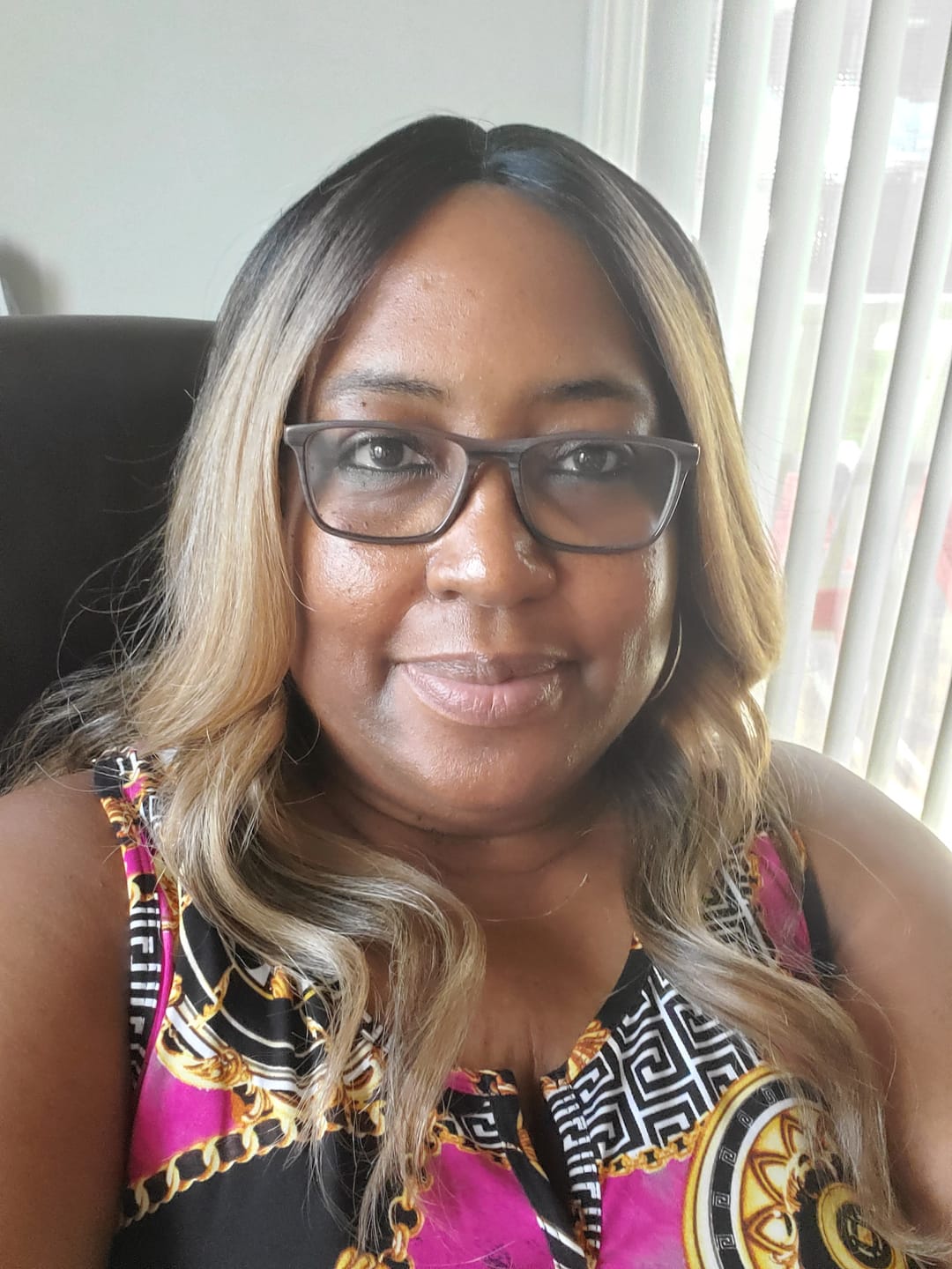 Customer photo review of Shake N Go Freetress Equal Synthetic 5" Lace Part Wig - VALENTINO