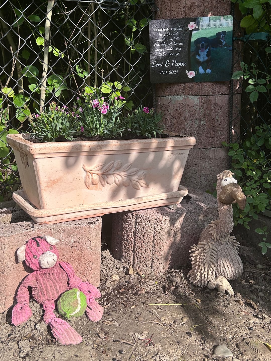 Customer photo review of Hunde Gedenktafel mit Foto & Spruch (UV- & Wetterfest)