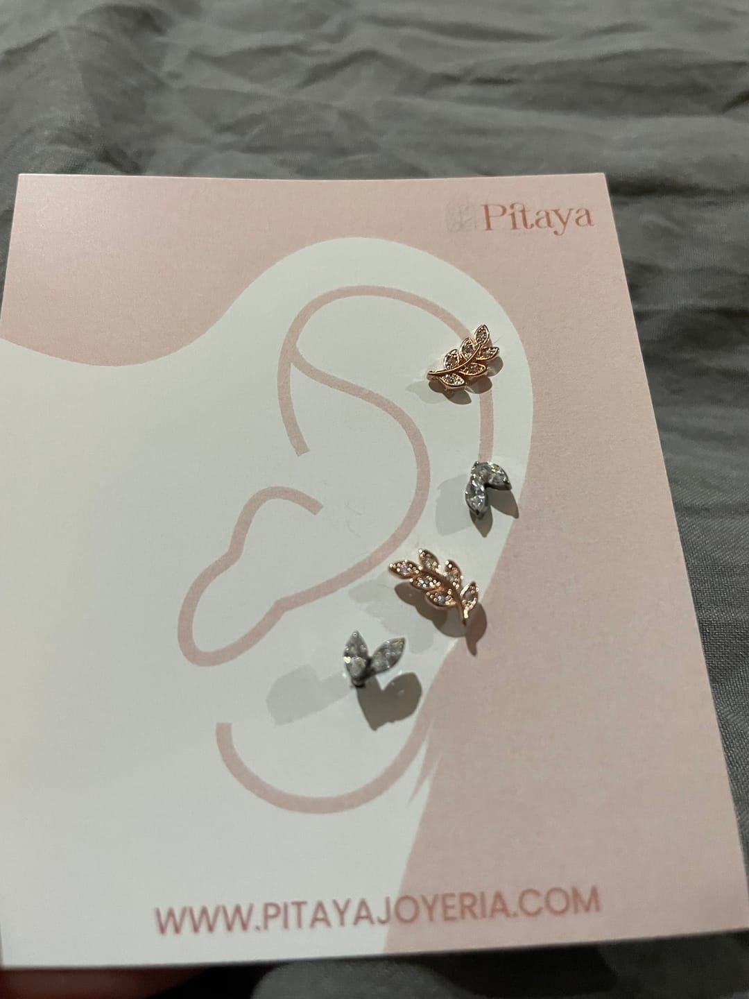Customer photo review of Piercing Hojita de Laurel Rosca Plana