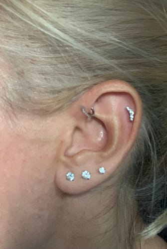 Customer photo review of DIXI Curved Cartilage Stud - Threadless