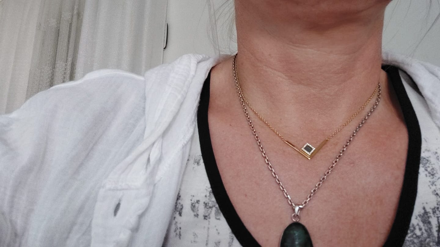 Customer photo review of V Shiny Necklace