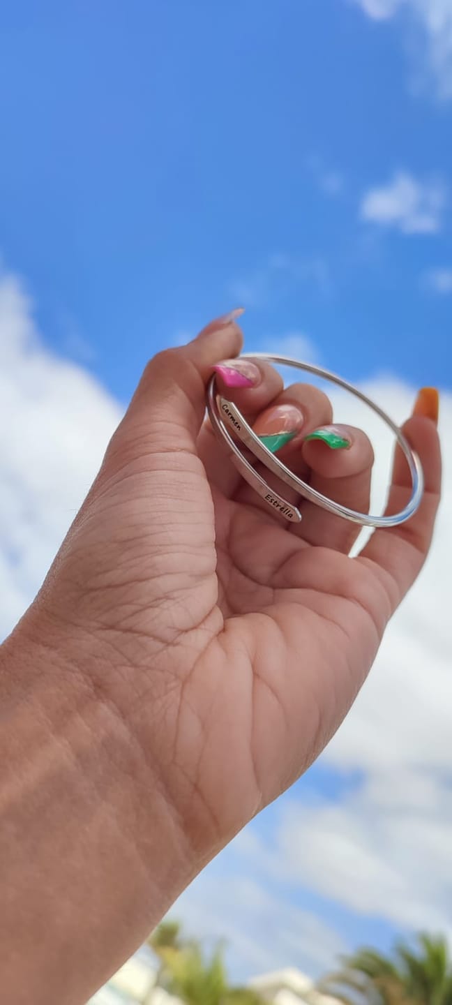 Customer photo review of Pulsera con dos nombres