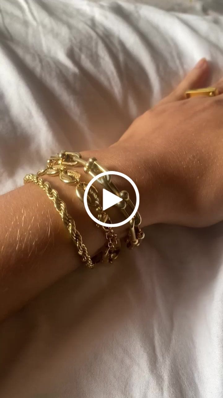 Customer video review of Anel Giratório Numeral Romanos Banhado em Ouro 18K
