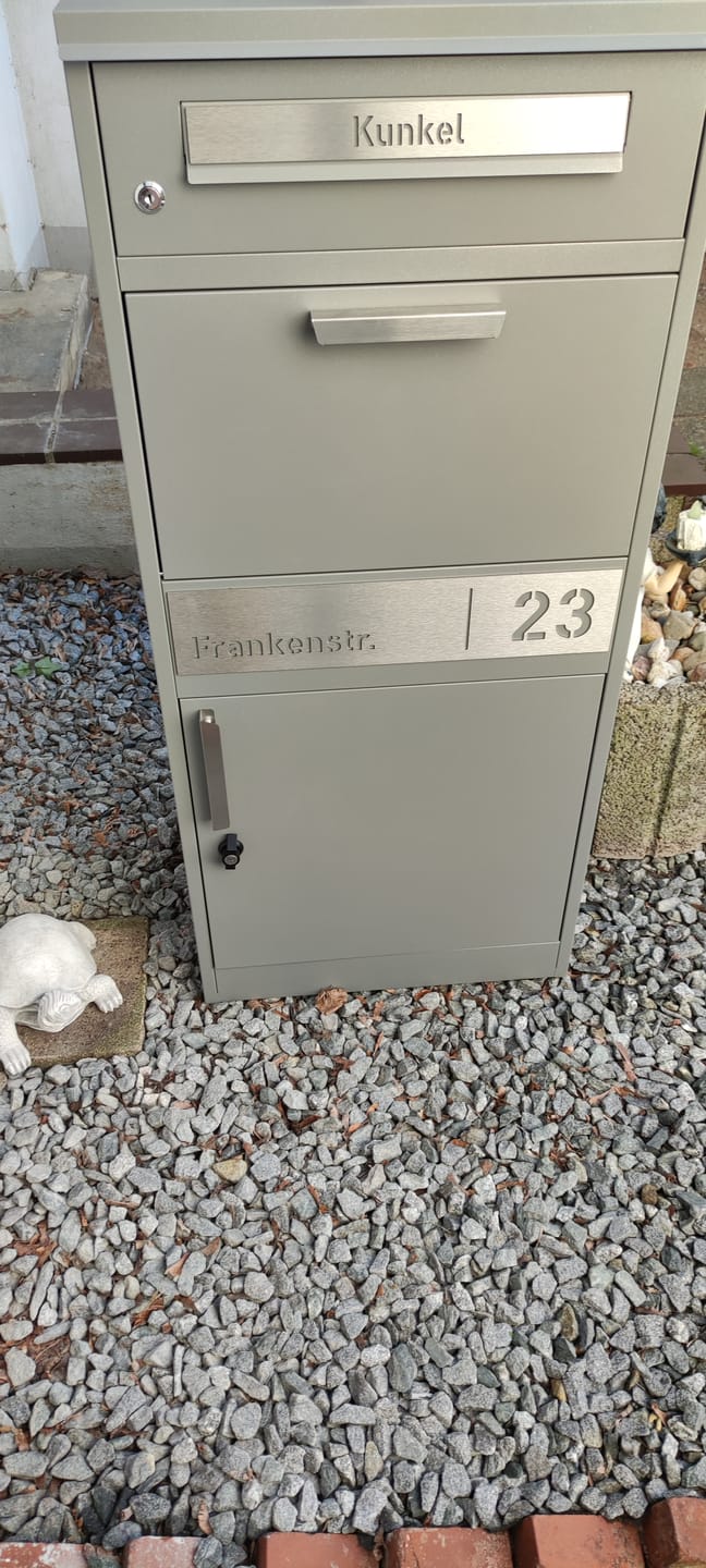 Customer photo review of AlbersDesign Stand-Paketbox PB1 Graualuminium (RAL9007) personalisiert mit Edelstahl-Schild