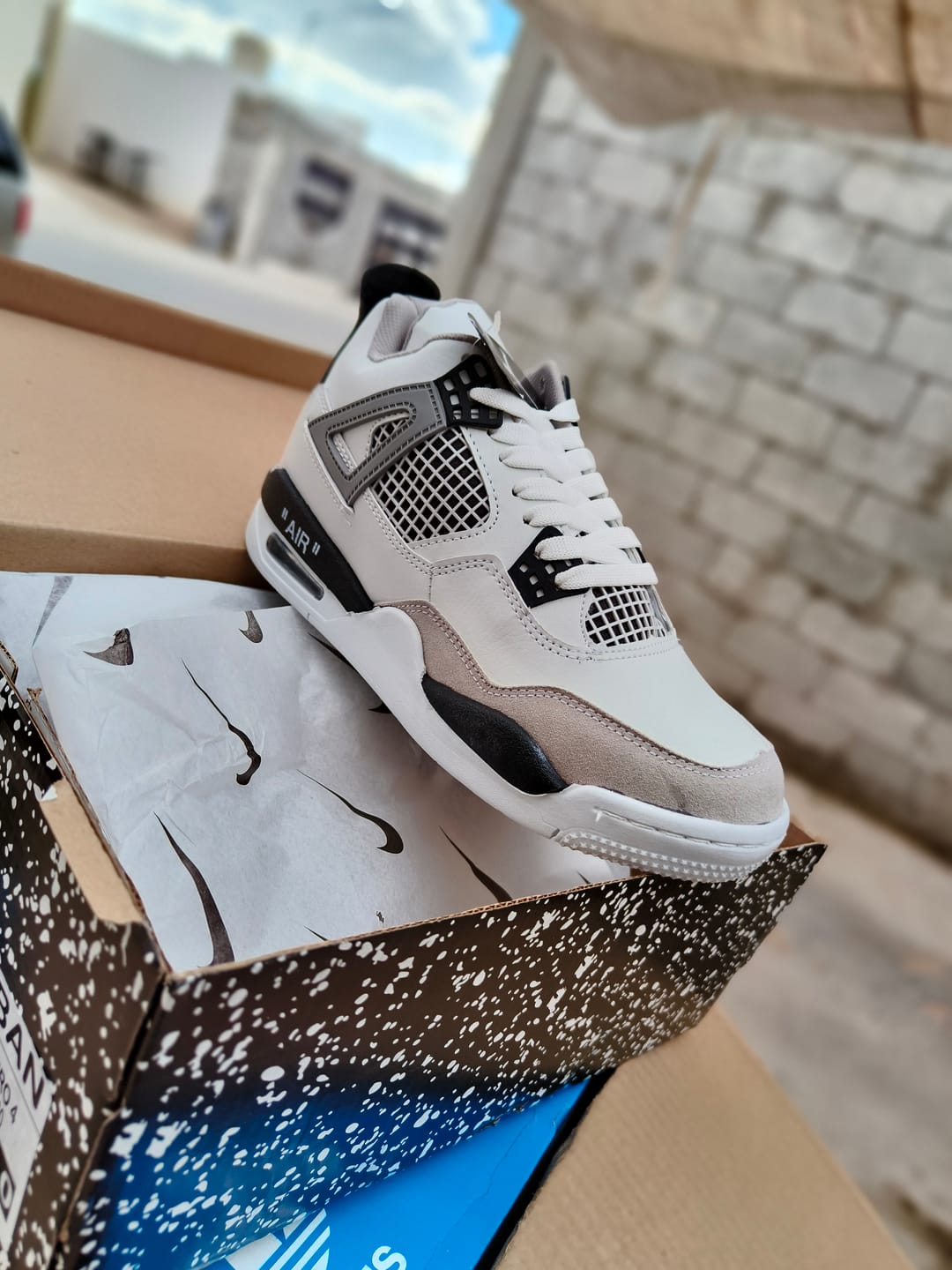 Customer photo review of Tenis Retro 4 Blanco Gris Negro