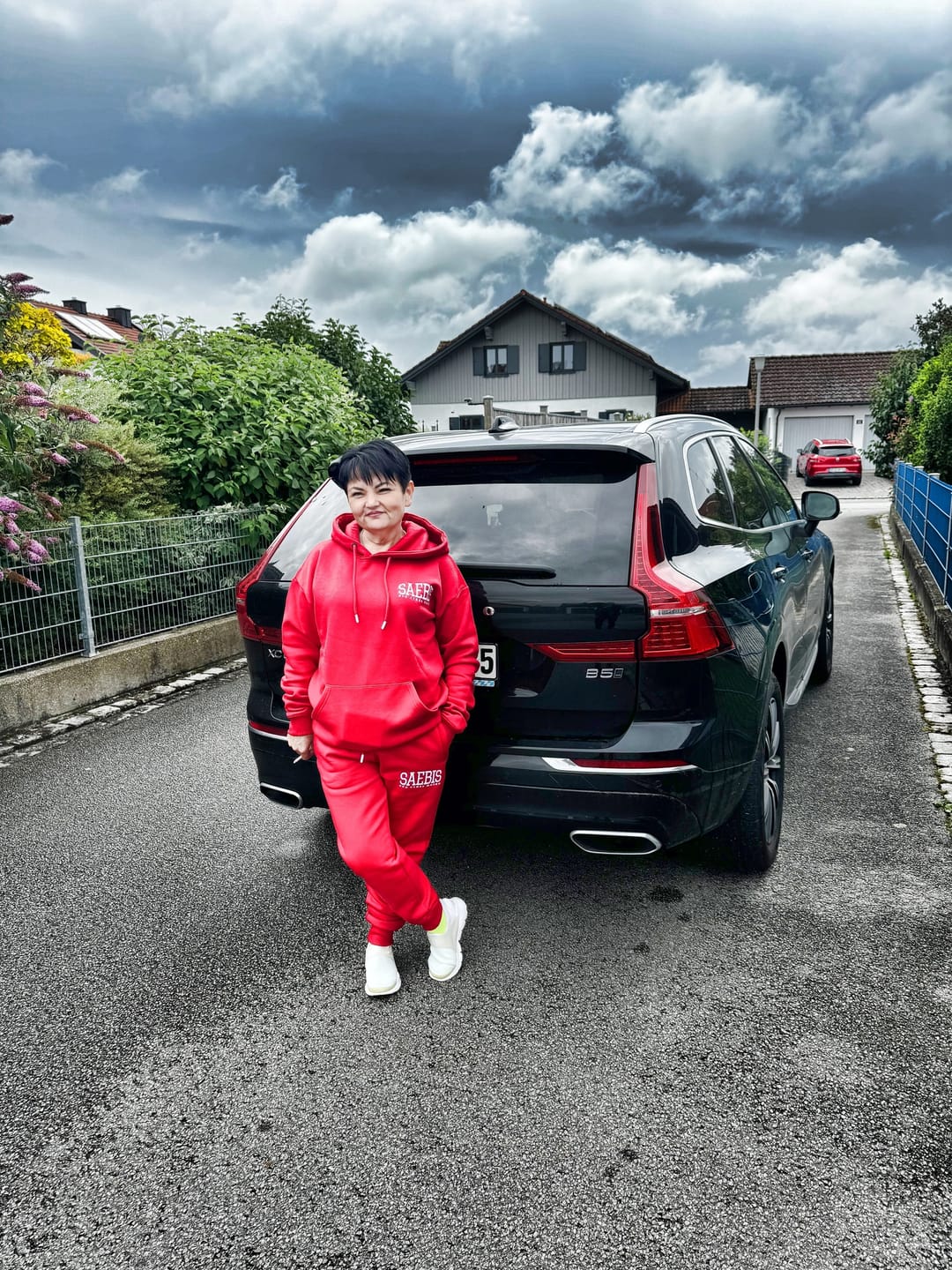Customer photo review of Lifestyle Damen Oversized Hoodie rot mit Stickerei by SAEBIS®