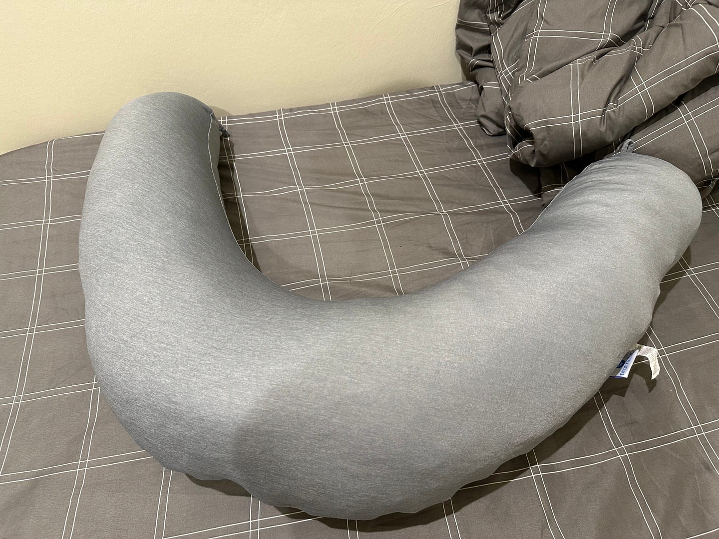 Customer photo review of Pharmedoc Crescent Cooling Pregnancy Pillows - Body Pillow for Adults - Side Sleeper – Maternity and Nursing Pillow Breast Feeding - Pregnancy Must Haves - Dark Grey Cooling Cover