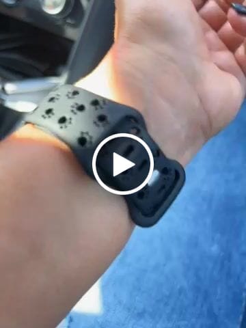Customer video review of Apple Watch Silikonband "Pfoten"
