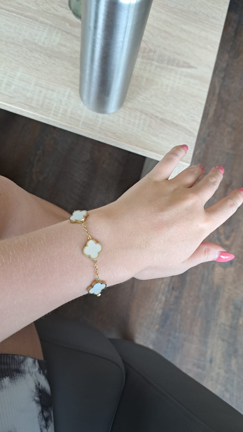 Customer photo review of Perlmutt Lucky Leaf Set 14K Vergoldet