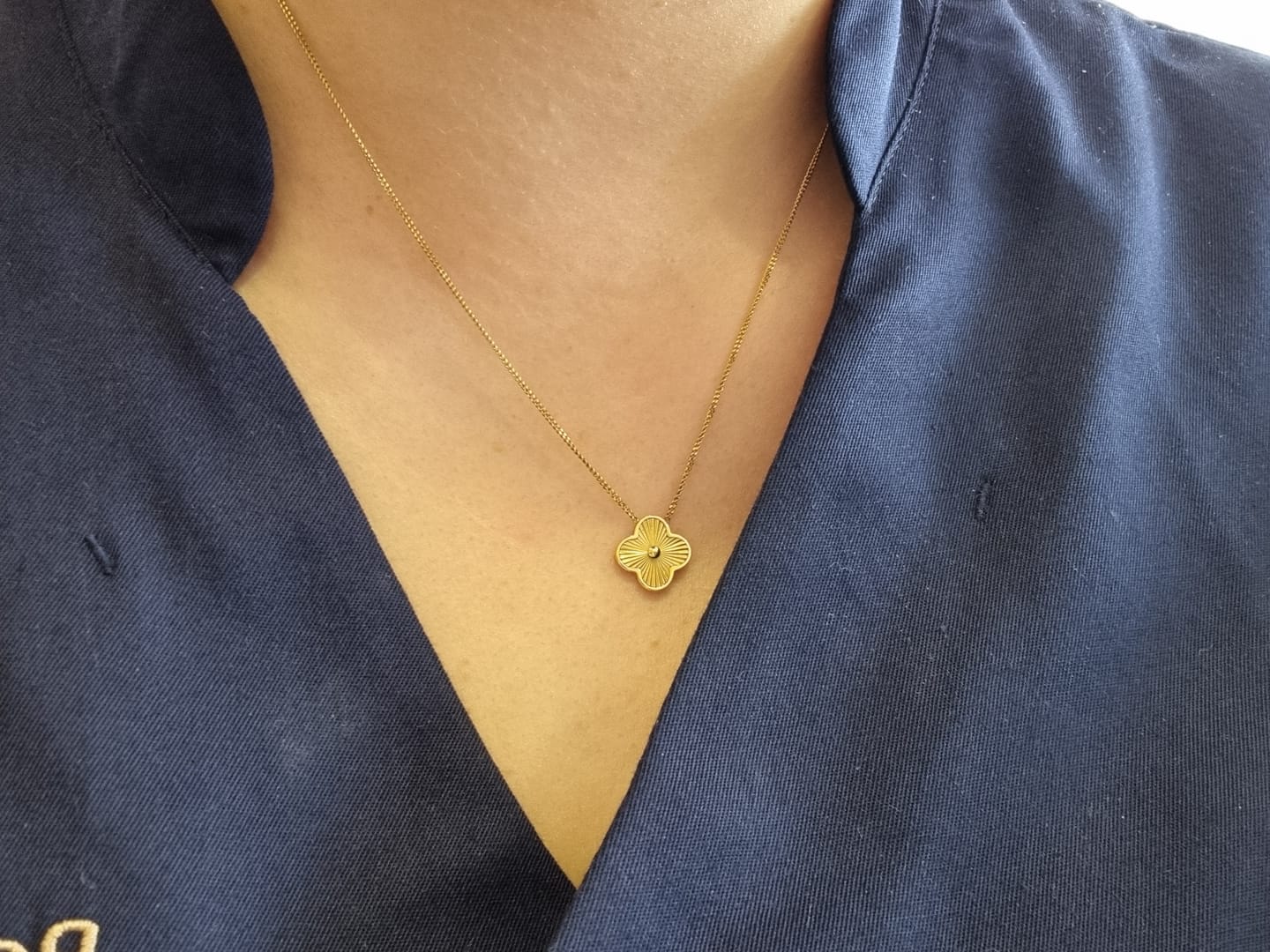Customer photo review of Shine Clover Kette | 18K vergoldet
