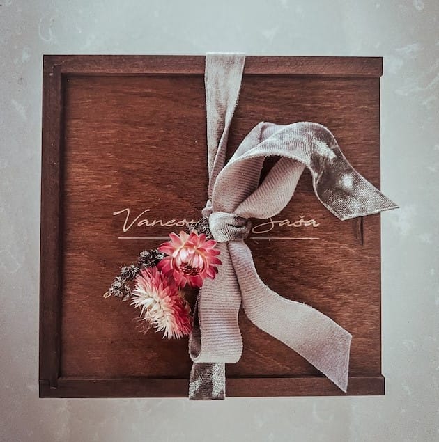 Customer photo review of 4 x 6 sliding lid photo box + compartment
