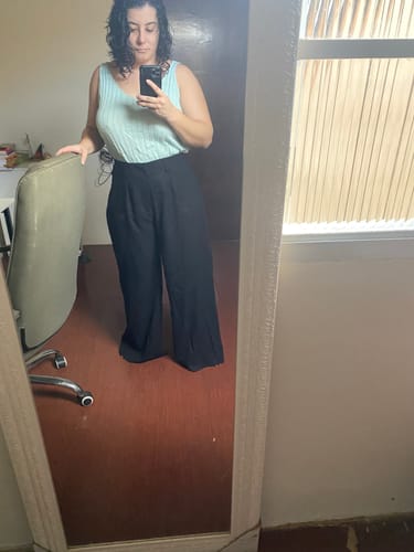 Marina R. review of Calça Pantalona de Linho Graviola Preta image 1 out of 2