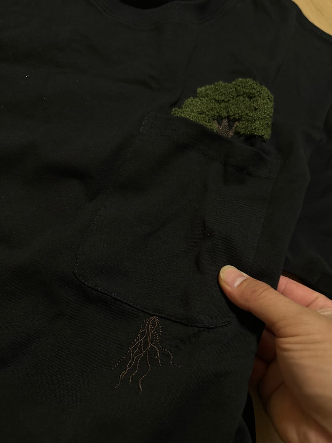 Customer photo review of 「木はポケットの中で育つ」サガラ刺繍コットンTee