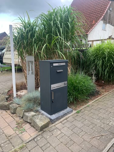 Customer photo review of AlbersDesign Stand-Paketbox PB1 anthrazit (RAL7016) personalisiert mit Edelstahl-Schild
