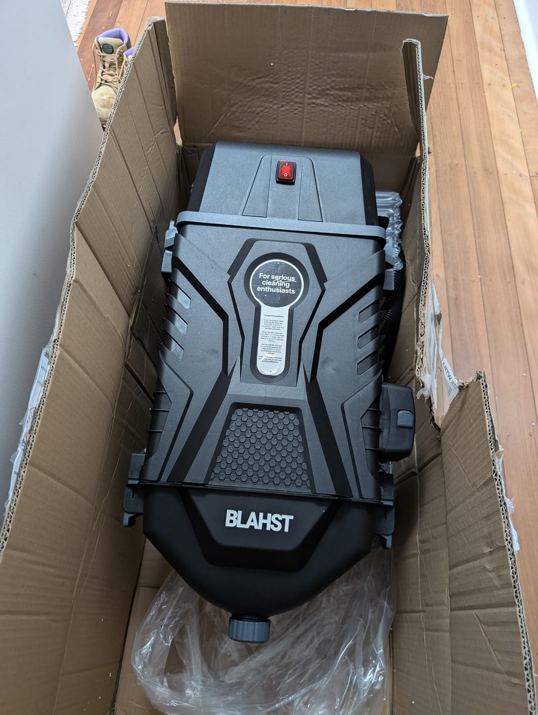 Customer photo review of K21 Wall-Mounted Vacuum