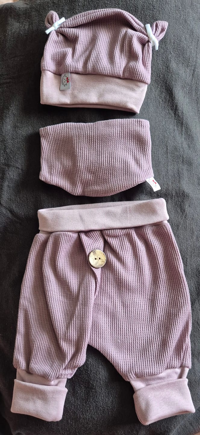 Customer photo review of Coole Pumphose oder Babyset mit Knopf bis Gr. 140 Beere von Atelier MiaMia