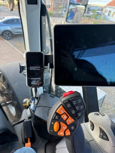 Customer photo review of NEU! Gadgetme Wireless Handyhalterung für  Case, New Holland, Steyr (AFS 700 Plus u. IntelliView 12 )