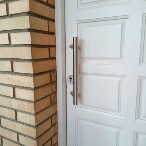 Customer photo review of Manillón tubular desplazado de Ø30mm 300mm entre ejes y 400 de alto inoxidable para puertas entrada