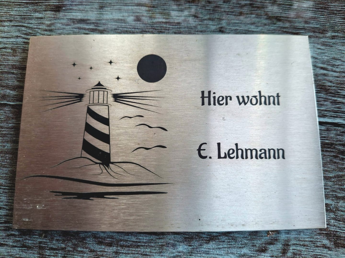 Customer photo review of V2A Edelstahlschild in verschiedenen Größen, mit Motiv Herzlich Willkommen, individuell personalisierbar.