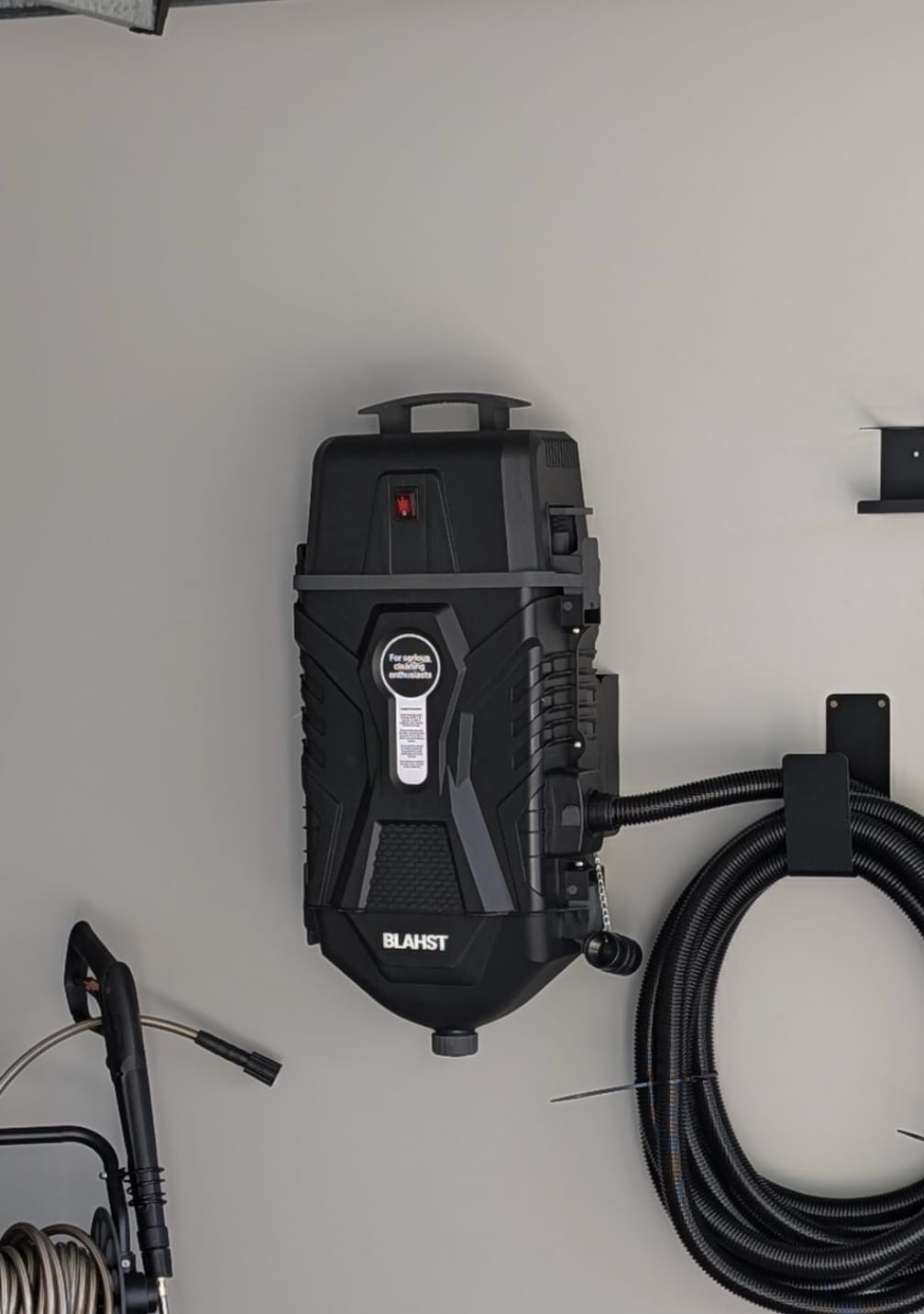 Customer photo review of K21 Wall-Mounted Vacuum
