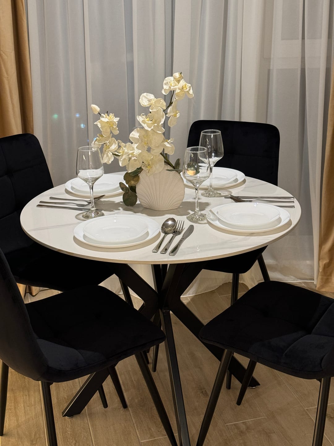 Customer photo review of Masa TALIA, alb cu efect de marmura/negru mat, ceramica/metal, 90x90x75 cm