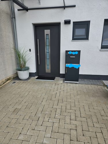 Customer photo review of AlbersDesign Stand-Paketbox PB1 anthrazit (RAL7016) personalisiert mit Edelstahl-Schild