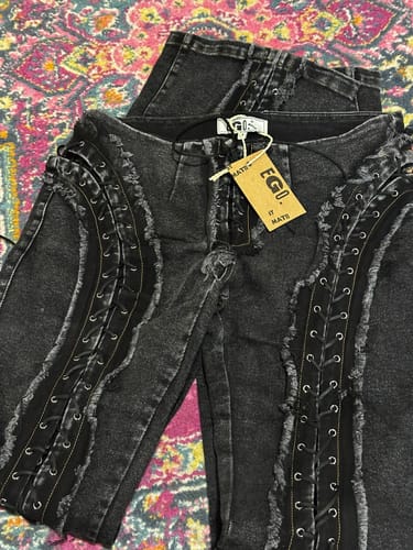Customer photo review of LOW RISERS (BLACK DENIM)
