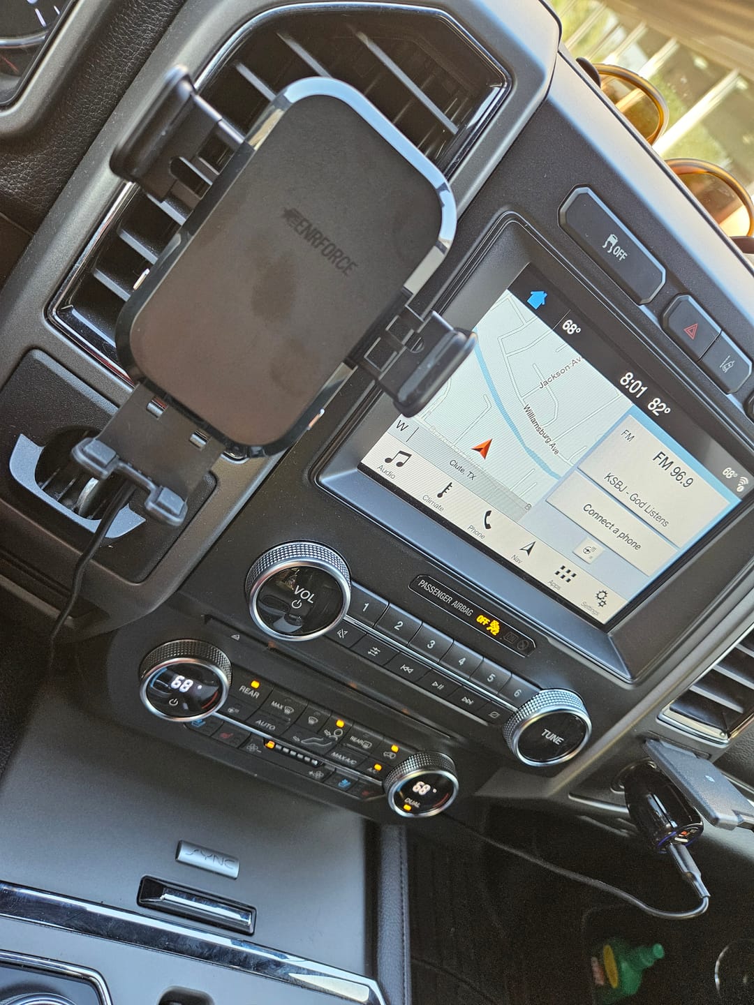 Customer photo review of Auto-Sensing Fast Wireless Car Charger
