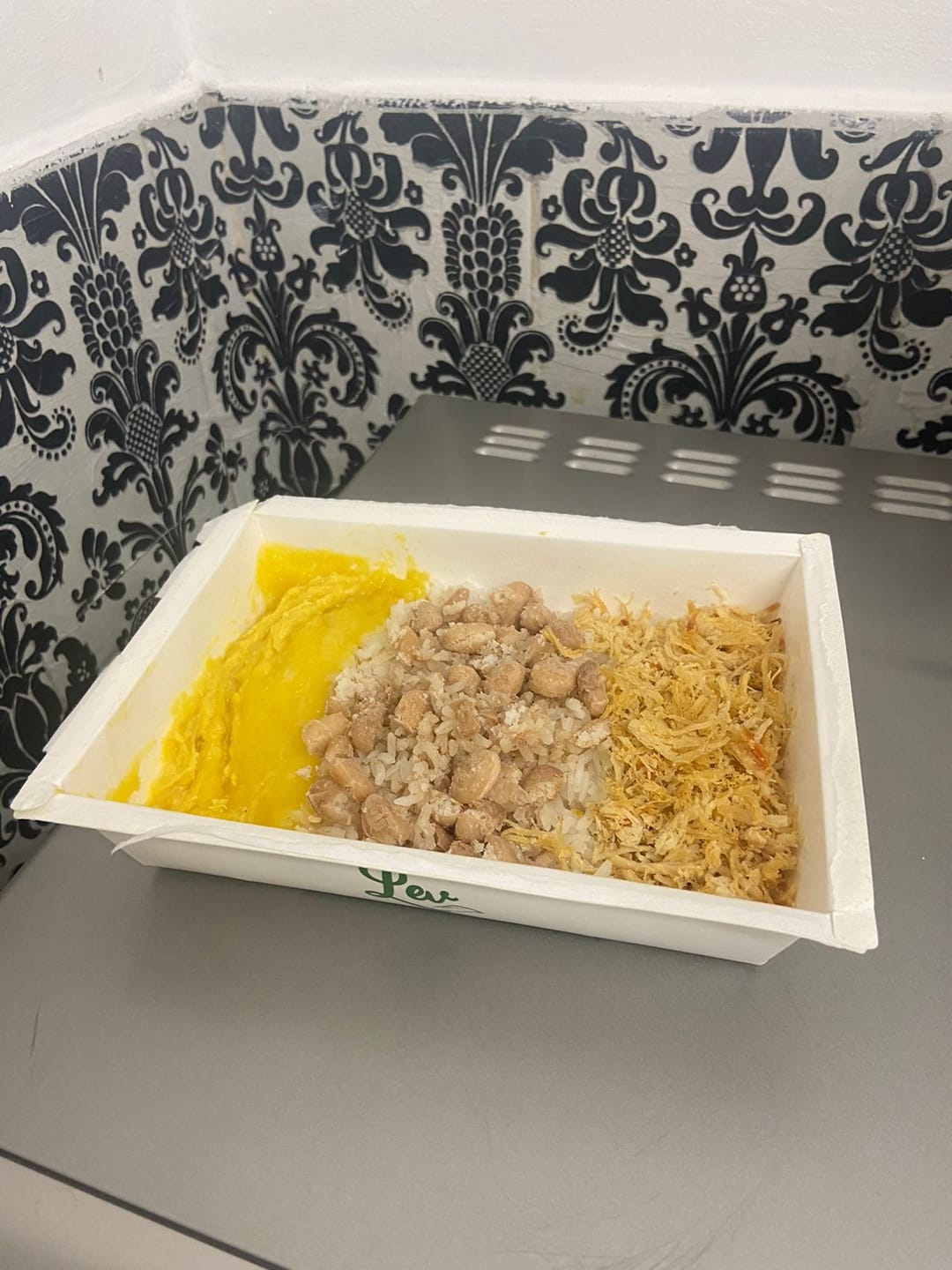Customer photo review of Frango Desfiado, Purê de Mandioquinha, Arroz e Feijão