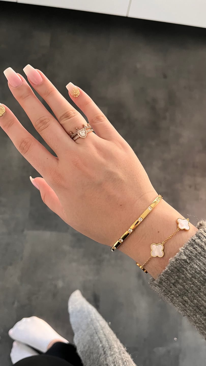 Customer photo review of Rosa Perlmutt Clover Armband | 18K vergoldet