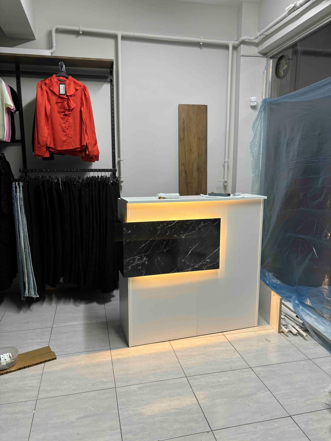 Customer photo review of Rani MA102 Karşılama Bankosu Led Işıklı Çekmeceli Banko Beyaz - Antrasit