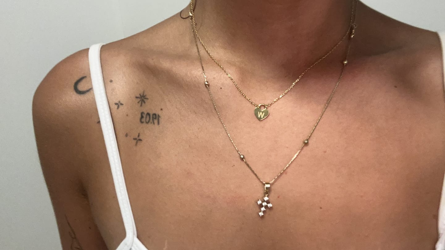 Customer photo review of Collar Inicial Corazón
