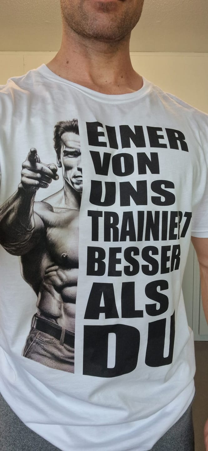 Customer photo review of EINER VON UNS TRAINIERT BESSER ALS DU Unisex Premium Shirt (Frontprint)