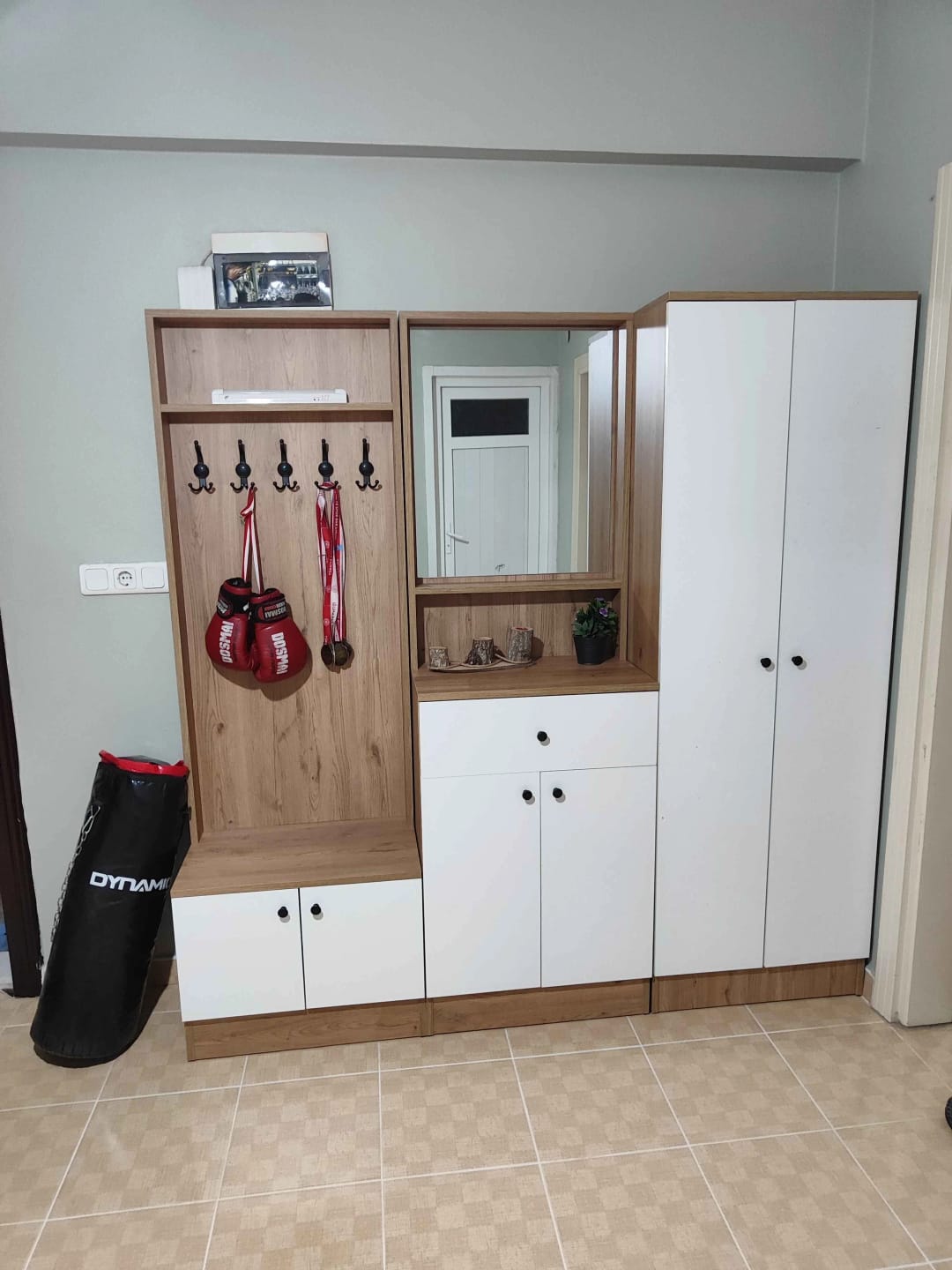 Customer photo review of Rani P6 Modern Çekmeceli Aynalı Askılı Portmanto Ayakkabılık Vestiyer Sepet Ceviz - Beyaz M3