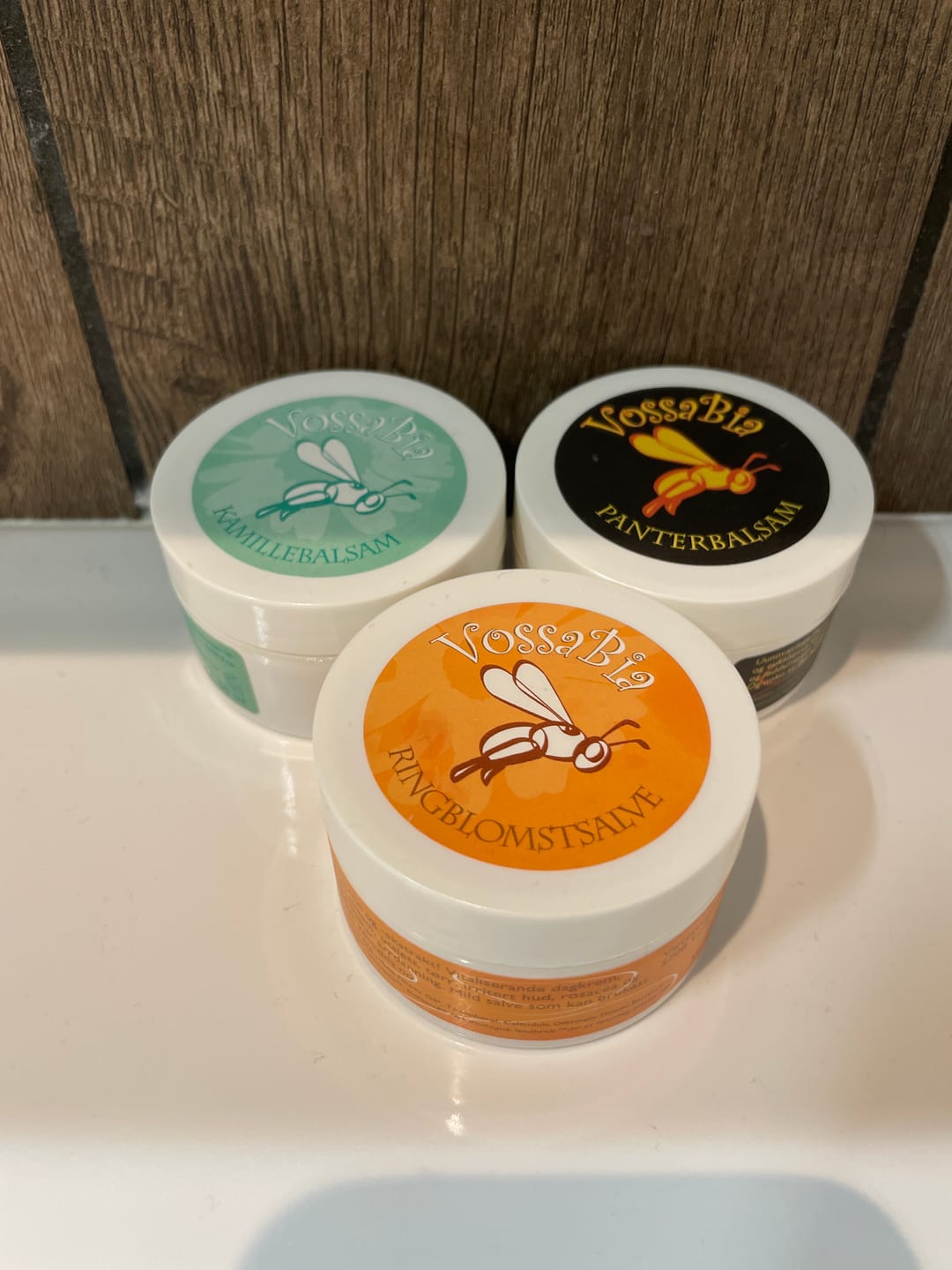 Reseña fotográfica de un cliente sobre la oferta del paquete: Los favoritos de Emil: ungüento de caléndula 50 ml, bálsamo Panther 50 ml, bálsamo de manzanilla 50 ml.