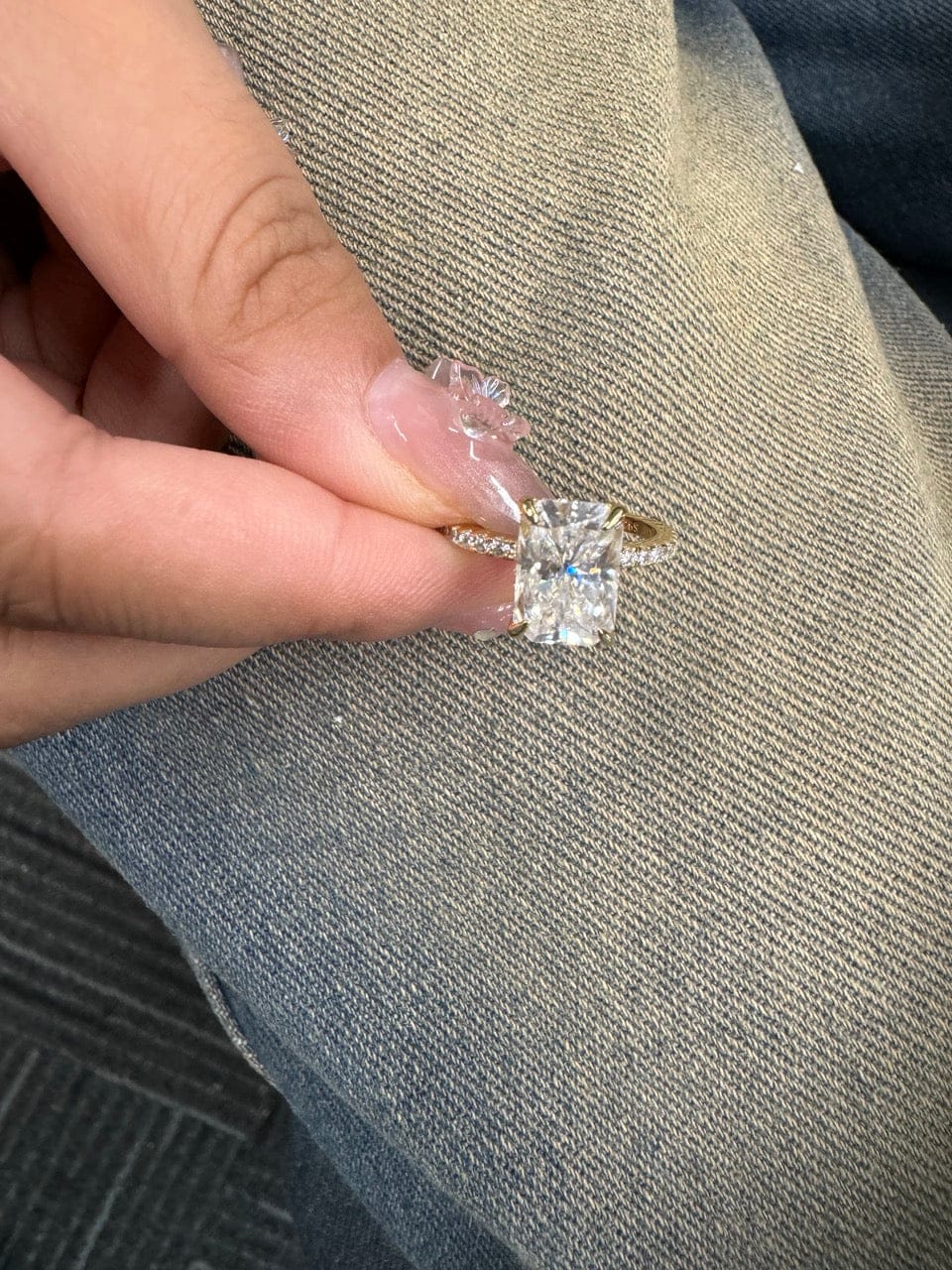 Customer photo review of S925 Rodiffy Moissanite 2.0 Ct~4.0 Ct Radiant Cut Yellow Gold/White Gold Engagement Ring For Women