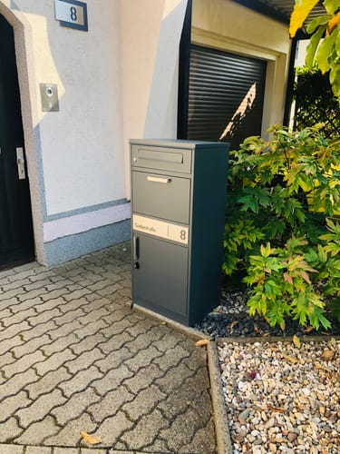 Customer photo review of Edelstahl-Hausnummer, mit 3D Effekt, Rückwand pulverbeschichtet in RAL7016, Frontblende in Edelstahl