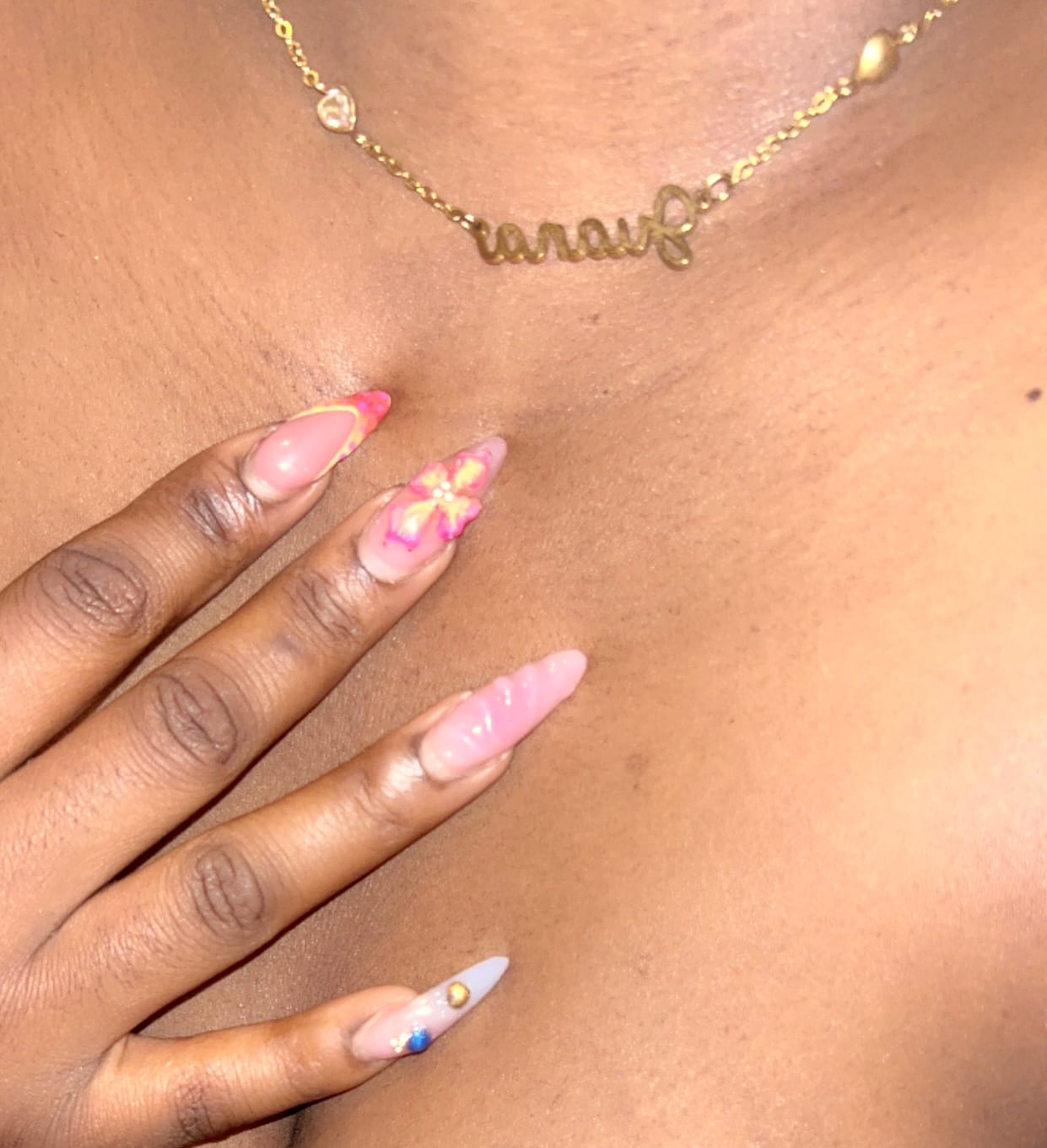 Customer photo review of Collier Cursif avec 4 Coeurs et Pierres