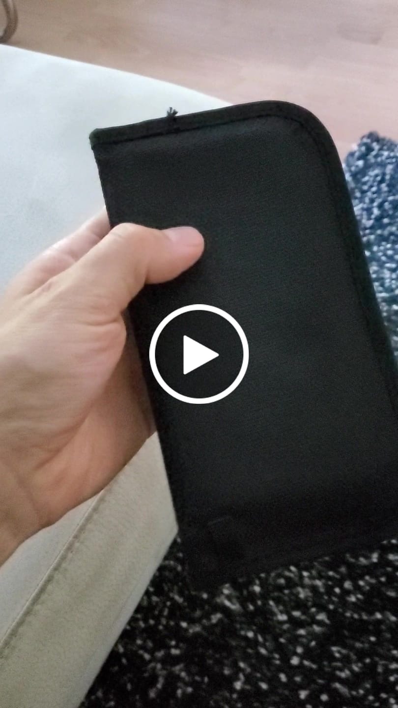 Customer video review of Anti-Tracking Handytasche