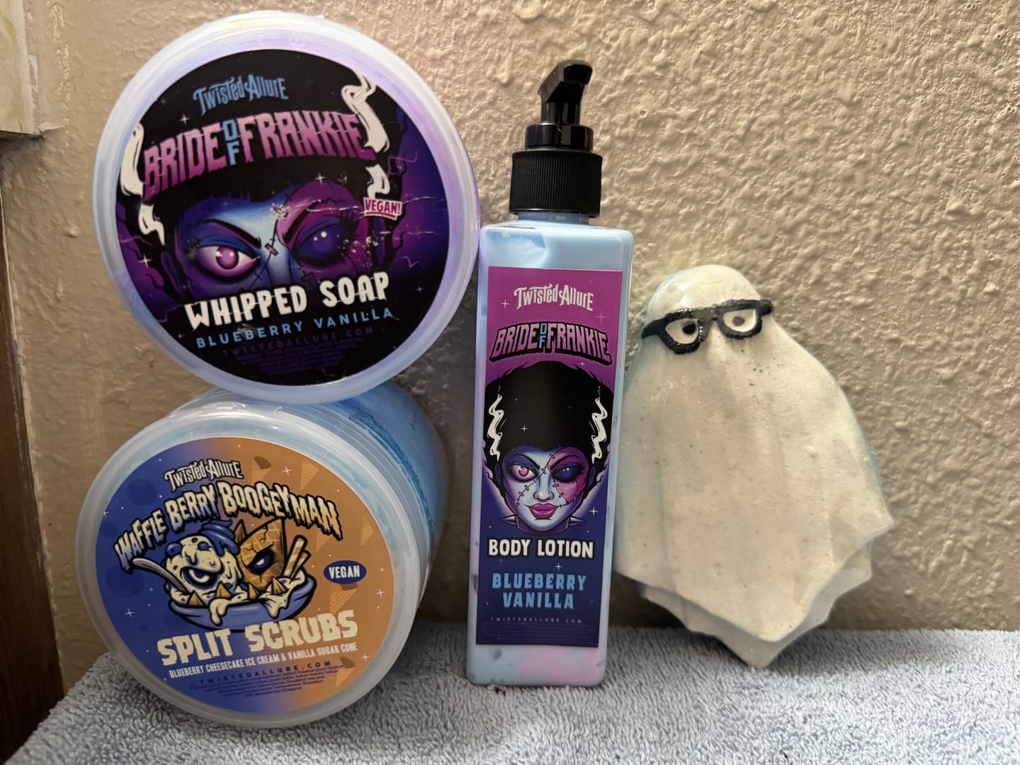 Customer photo review of Waffle Berry Boogeyman Split Scrub (Blueberry Cheesecake Ice Cream & Waffle Cone)