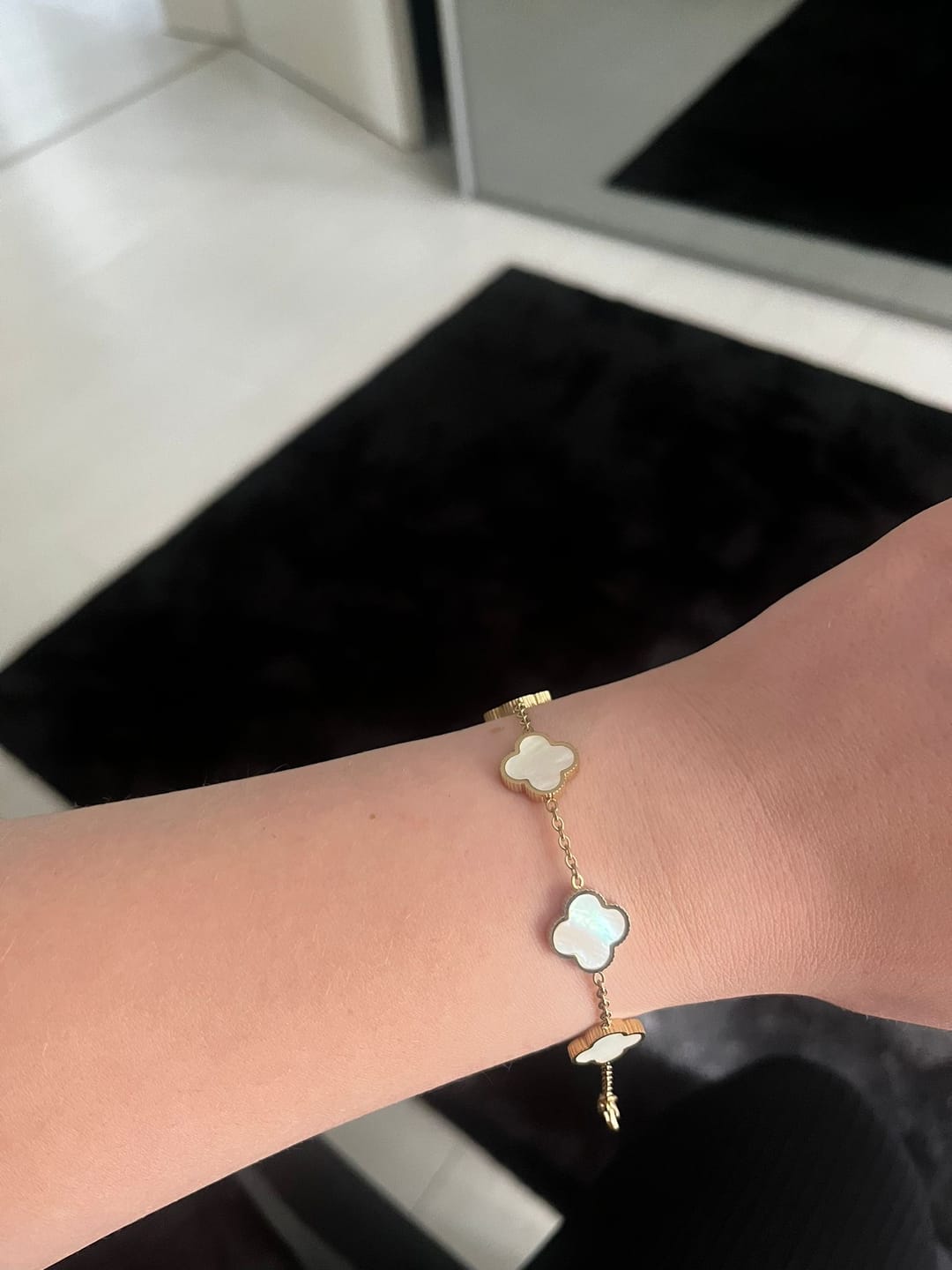 Customer photo review of Perlmutt Lucky Leaf Kette 14K Vergoldet