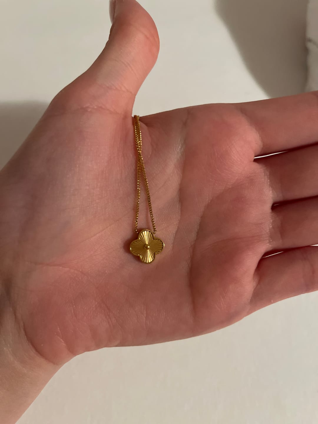 Customer photo review of Shine Clover Kette | 18K vergoldet